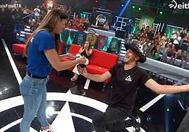 Locuras pide matrimonio a su novia durante la final de El Conquis