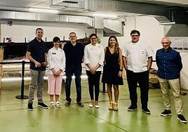 Representantes del Ayuntamiento, Gozoa y Txokolateixia este miércoles en la inauguración de la exposición que podrá visitarse en el Archivo Histórico.