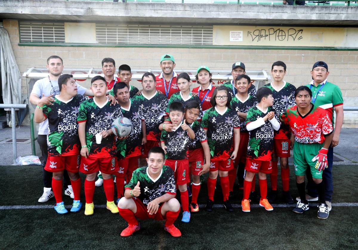 Los jugadores de Gladiadores posan antes del comienzo de un partido en Hernani.