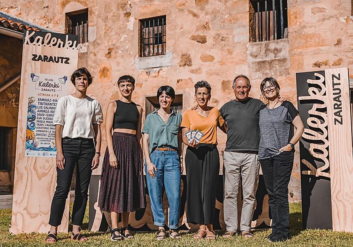 Hamabost konpainia kaleak antzerkiz janzteko