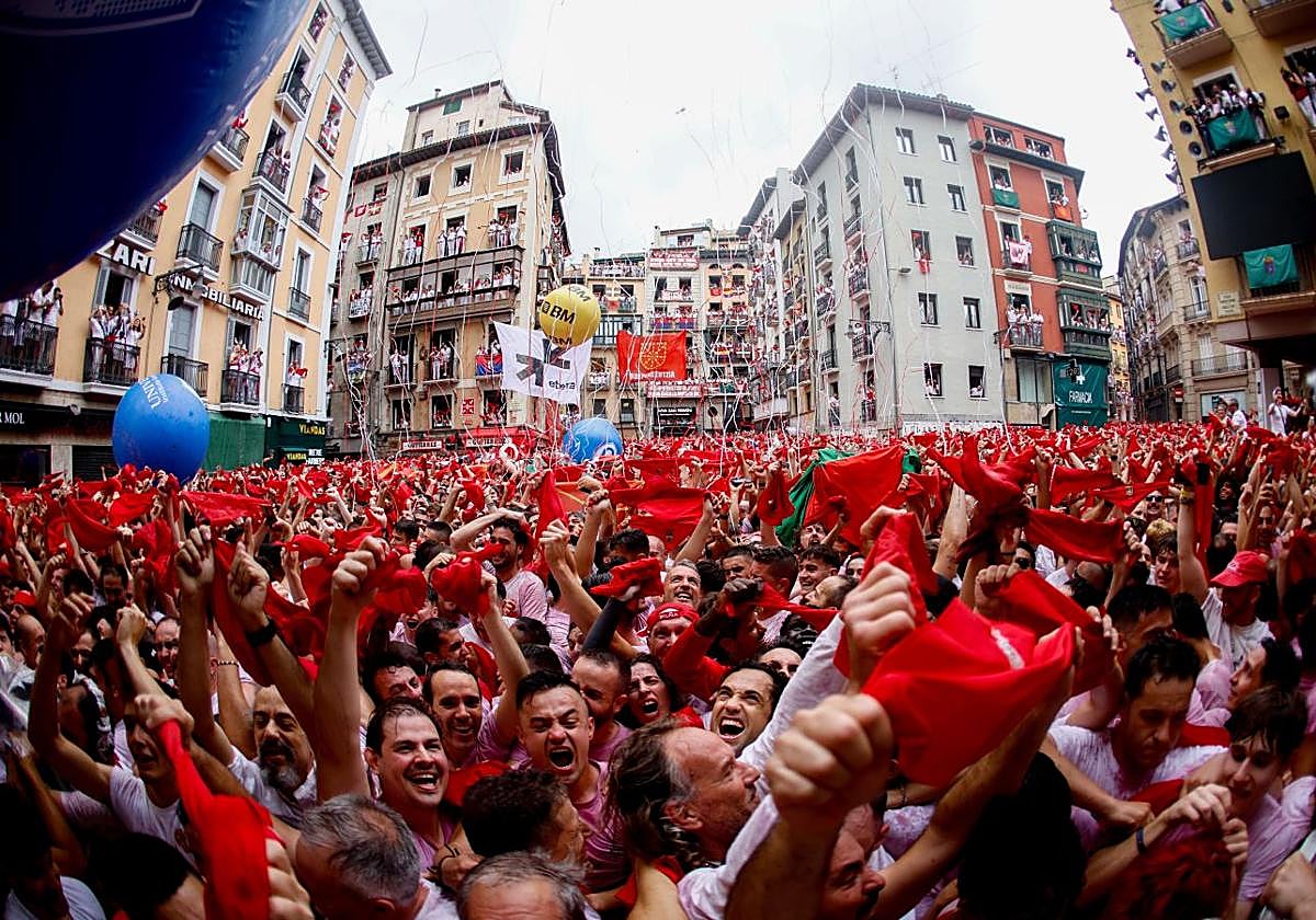 Chupinazo de los Sanfermines: «¡No nos rendiremos, aúpa Osasuna!»