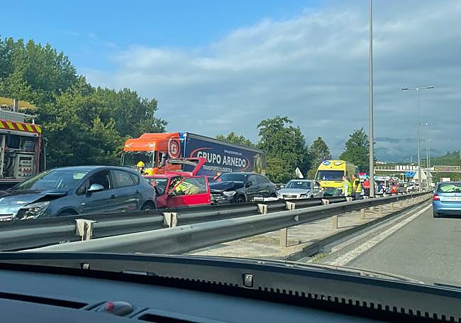 Bomberos atienden a uno de los coches.