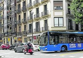 Al menos 5 vehículos incumpliendo ayer la señalética de prohibido el paso a vehículos entre Urbieta y San Martín.