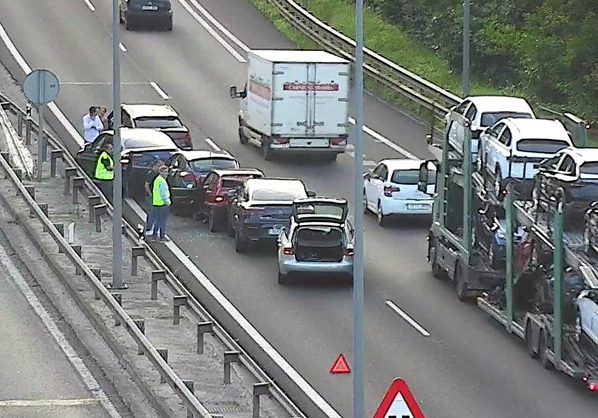 Hasta seis coches se han visto implicados en el accidente de la N-I en Andoain.