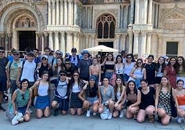 Alumnado de primero de Bachillerato de Txantxiku en una de las visitas.