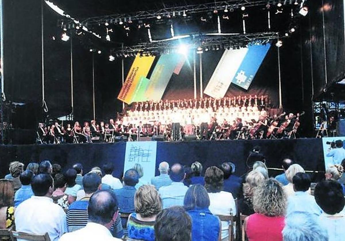 Primer gran concierto, 1997. Echarri acababa de aceptar el cargo de presidente cuando pocos meses después le tocó vivir los actos del centenario. «Meter veintitantas mil personas en Anoeta fue increíble».