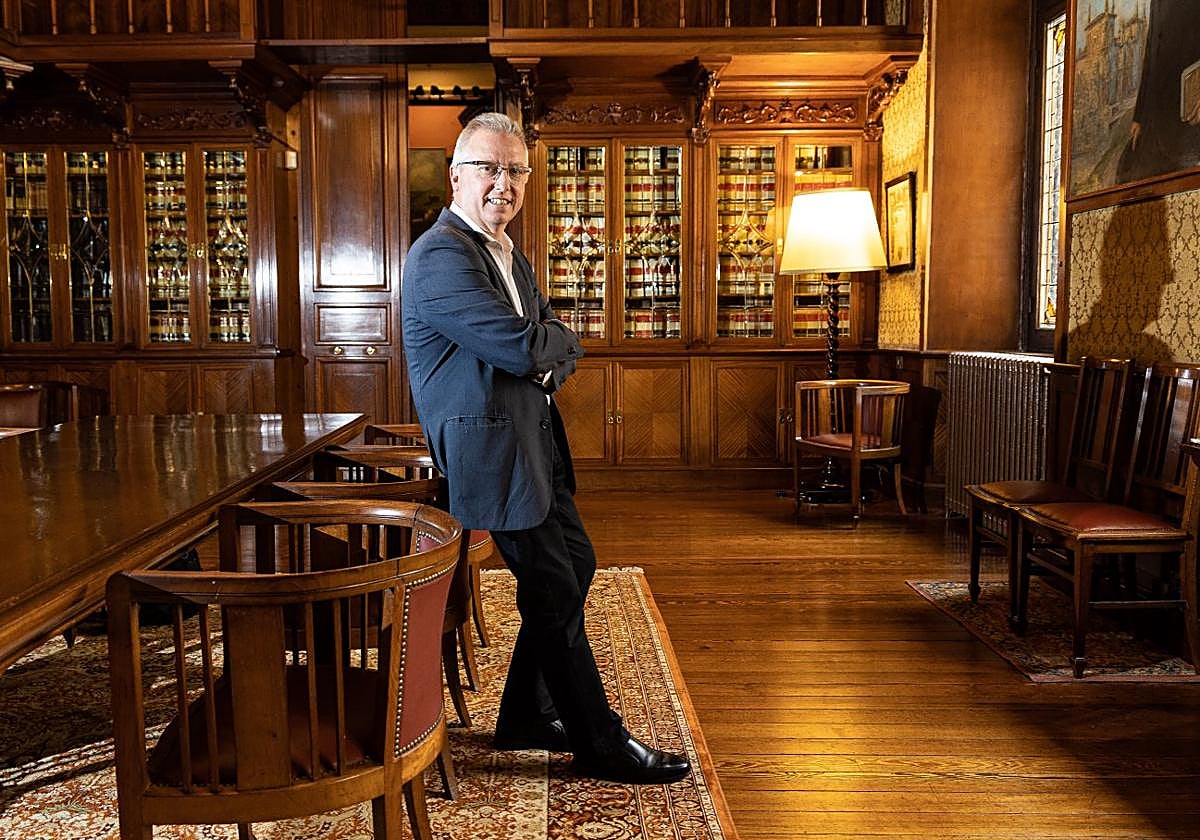 José Ignacio Asensio posa en la biblioteca Urkijo, en la Diputación, momentos antes de la entrevista.