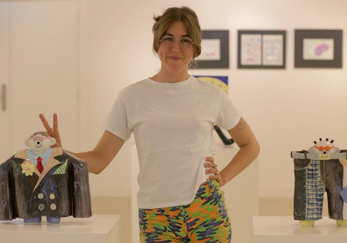 Laura García en la casa de cultura Zelai Arizti junto a algunas esculturas expuestas.