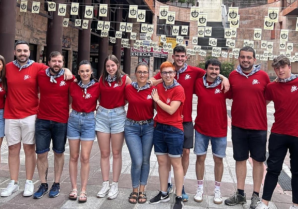 Componentes de la comisión del barrio este viernes por la tarde, preparados para el intenso fin de semana de celebraciones que tienen por delante.