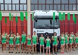 Hasta el club de remo se acercó uno de los camiones de Transportes Echemar para celebrar el acuerdo de patrocinio.