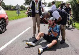 Mark Cavendish se duele en el suelo tras su caída.