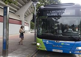 Una mujer se dirige al bus lanzadera gratuito.