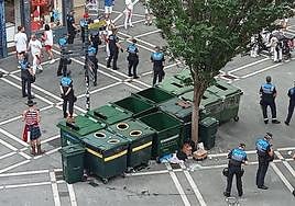Varios agentes de la Policía Municipal, en los accesos a la plaza del Ayuntamiento.