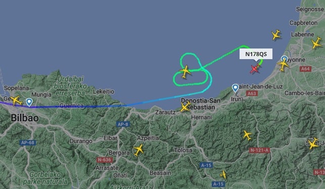 Maniobra de aproximación realizada por el vuelo privado este sábado frente a la costa guipuzcoana.