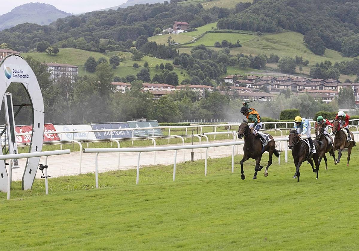 El jockey Borja Fayos triunfa en la reaparición tras su sanción.