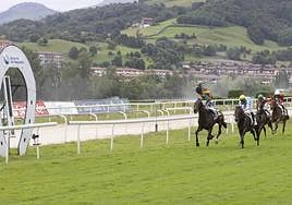 El jockey Borja Fayos triunfa en la reaparición tras su sanción.