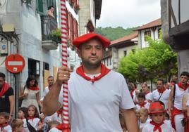 Xabaier Fagoaga volvió a dirigir la tamborrada infantil por las calles de la localidadcomo ya lo hizo el pasado 6 de julio.