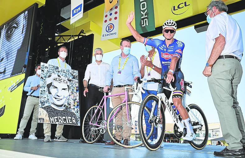 Van der Poel, en el homenaje a su abuelo Raymond Poulidor en la salida