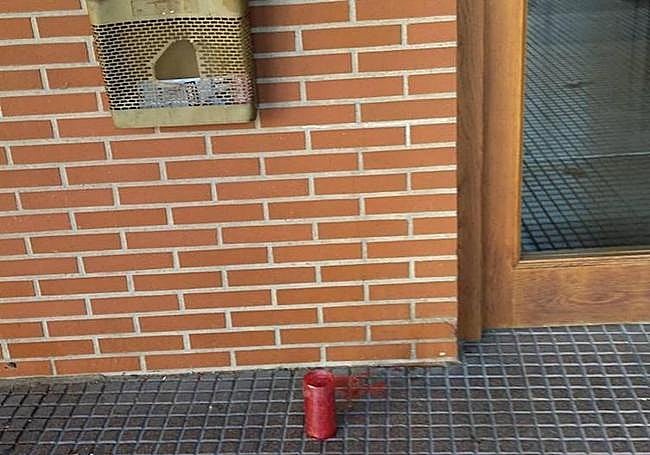 Una solitaria vela frente al portal del domicilio donde una mujer fue asesinada el sábado en Logroño.
