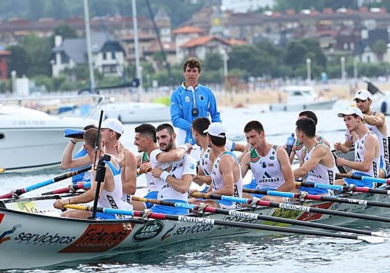 Igor Makazaga se aproxima a la Torrekua II tras finalizar la regata disputada el sábado en la bahía de La Concha.