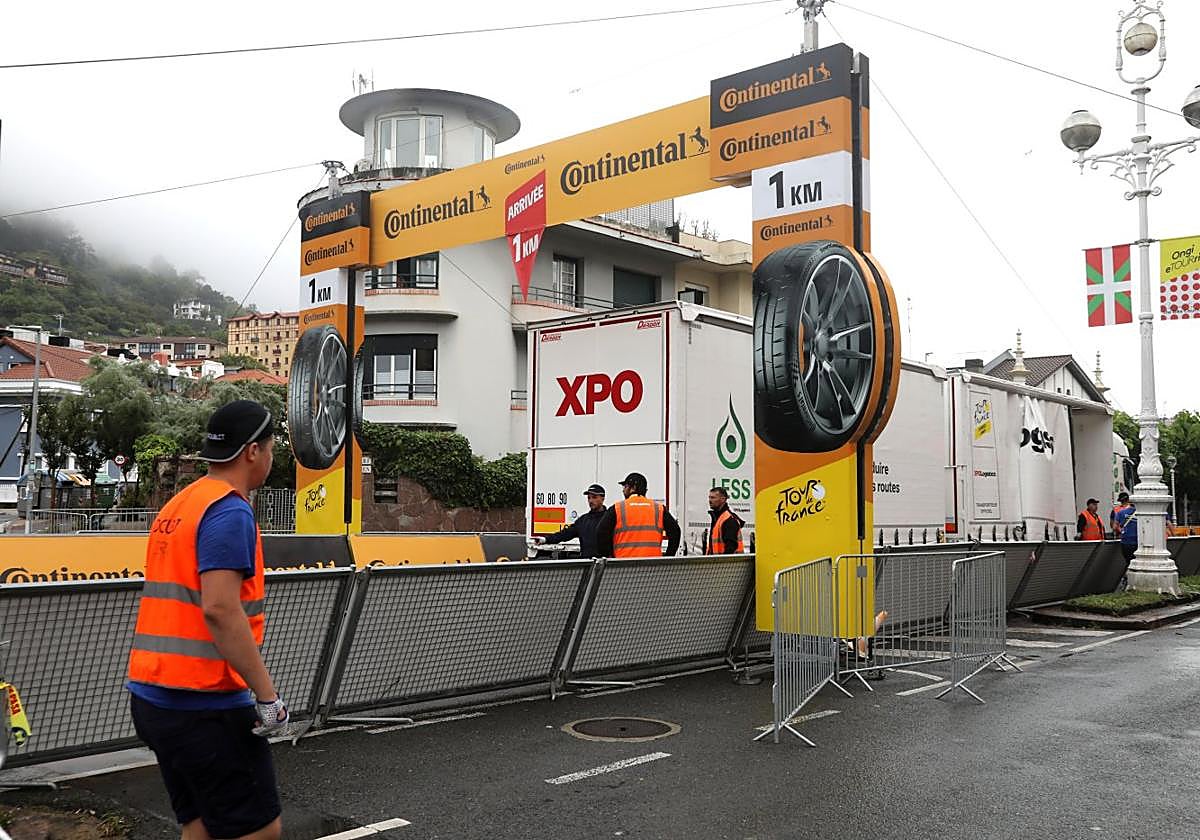 Los camiones de transporte de XPO instalan el arco del último kilómetro en la etapa que finalizó en San Sebastián.