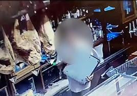 Momento en el que el ladrón roba la caja registradora de Casa Alcalde