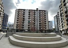 Se ha habilitado un graderío en el centro de la plaza desde el que se accede al nuevo parque infantil y a la entrada a los aparcamientos subterráneos.