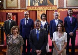 Gonzalo Meseguer, Javier Arellano, Aitziber Irigoras, Victor Urcelay, Xabier Riezu, Stella Solernou, Juan José Etxeberria y Elena Auzmendi, el nuevo equipo rector de la Universidad de Deusto.