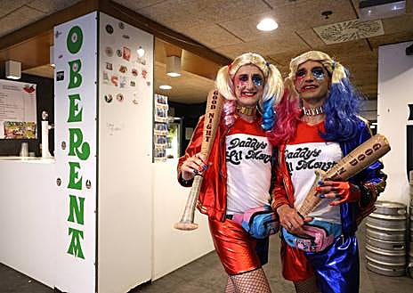 Imagen secundaria 1 - En la plaza del Félix, los armoniosos txantreanos. Fermín y El Drogas en la pancarta. Les maquillaron, palabra, en El Corte Inglés, Daddy Little Monsters. Hamaiketako bajo las higueras y los plátanos. 