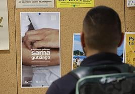 Folleto informativo en un polideportivo donostiarra de la campaña para la prevención de la sarna