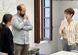 Artola atiende a Mendiburu en compañía de Urdampilleta.