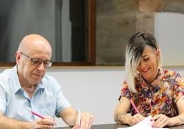 El alcalde y la decana de Huhezi firmando el nuevo convenio.