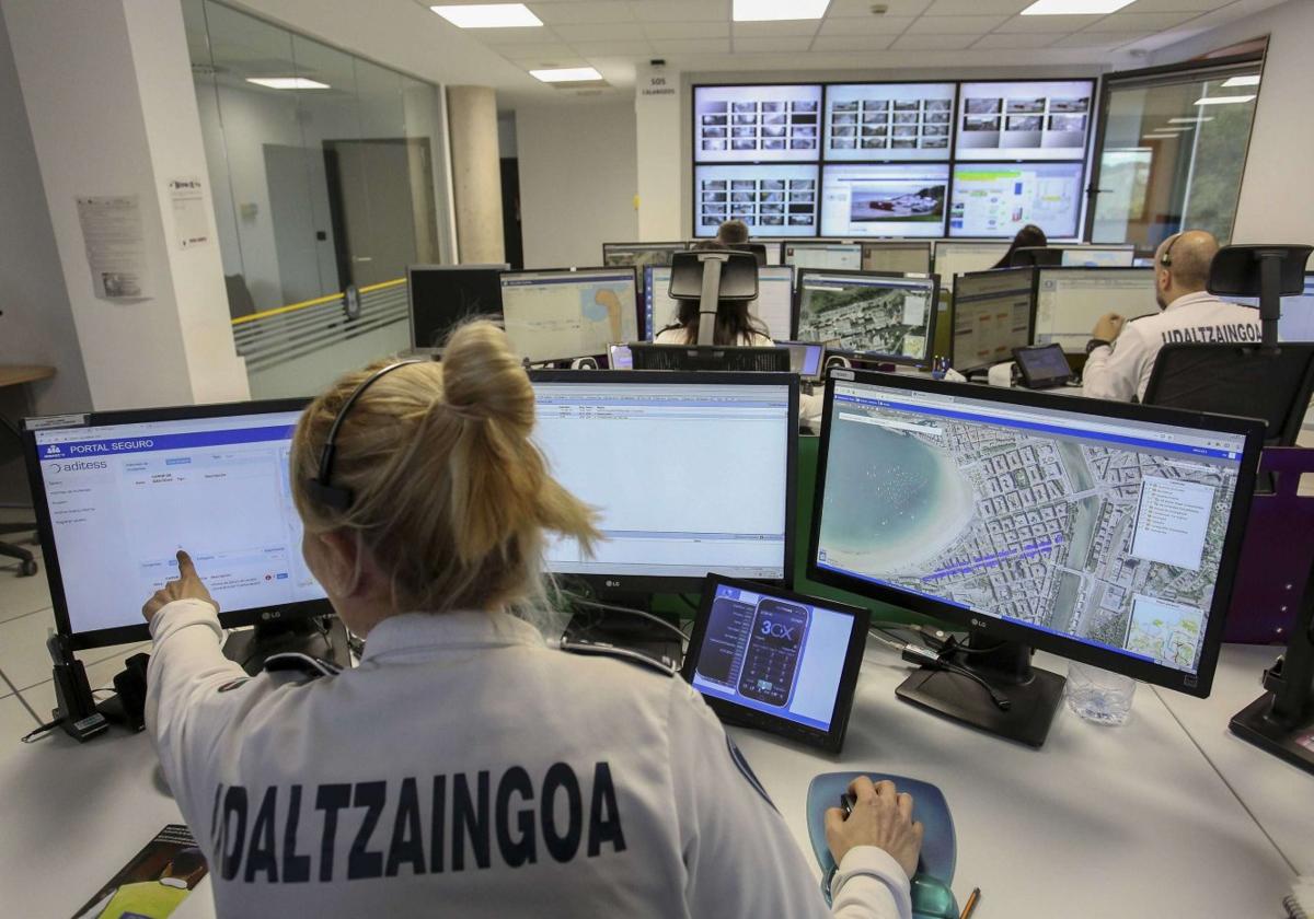 Sala de control de la Guardia Municipal en la comisaría de Morlans.