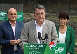 Aitor Esteban en el mitin de este miércoles en Tolosa. Detrás, el presidente del EBB, Andoni Ortuzar; y la cabeza de lista por Gipuzkoa, Maribel Vaquero.