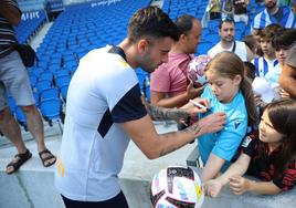 Diego Rico firma un autógrafo a una joven aficionada.