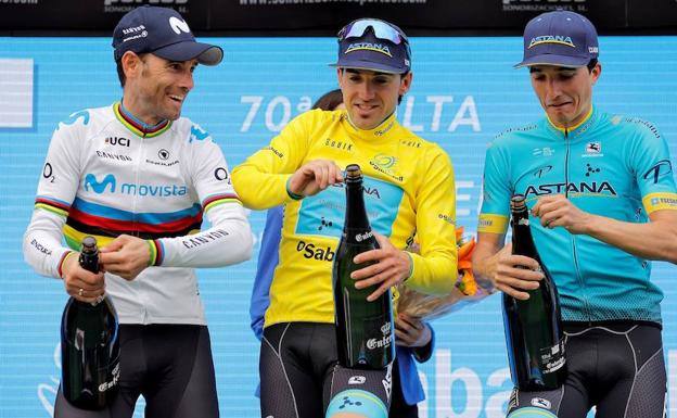 2019 - Izagirre descorcha el champán vestido con el maillot amarillo tras ganar en la Vuelta a la Comunidad Valenciana. 