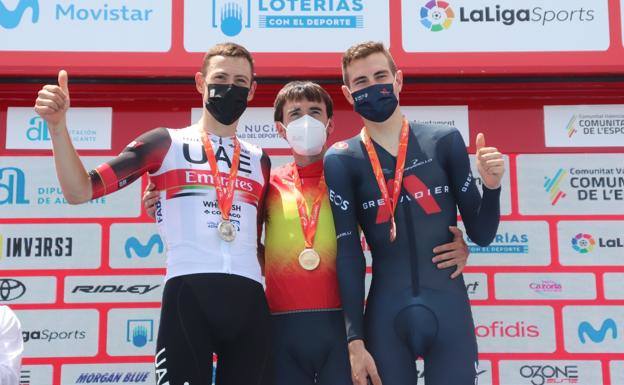 2021 - Izagirre sube a lo alto del podio en el Campeonato de Contrarreloj.