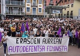 Concentración en repulsa a una denuncia por agresión sexual en las fiestas de Villabona el pasado verano.