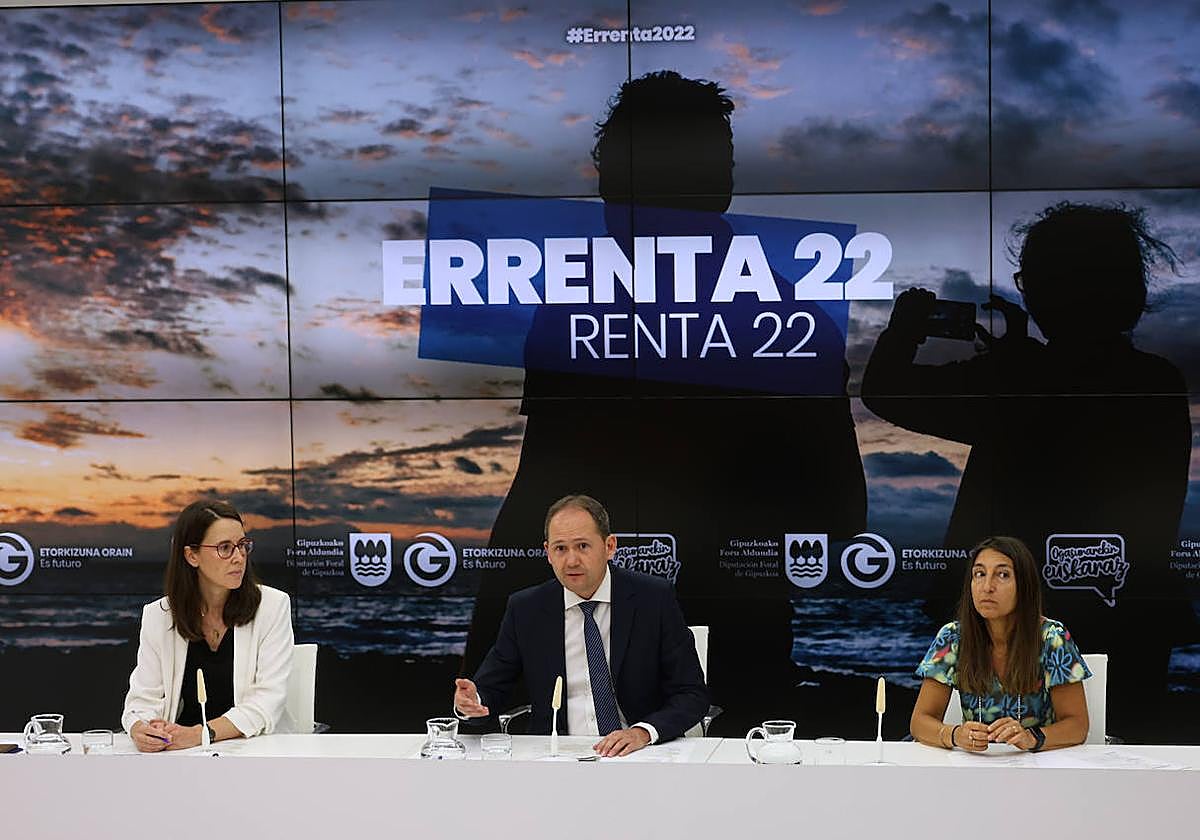 Jokin Perona, junto a Irune Yarza y Yolanda Domiguez, presentó ayer el balance de la Renta 2022.