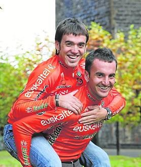 Imagen secundaria 2 - 2006. Ya como júnior, se impone en solitario en la etapa de la Vuelta a Gipuzkoa con final en Andoain. 2003. Tenía 14 años cuando se proclamó campeón de ciclo-cross de su categoría. Los hermanos Izagirre, cuando militaban en el Euskaltel.