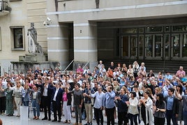 Alkate eta euskalgintzako ordezkariak, eguerdian Bilbon egindako agerraldian.