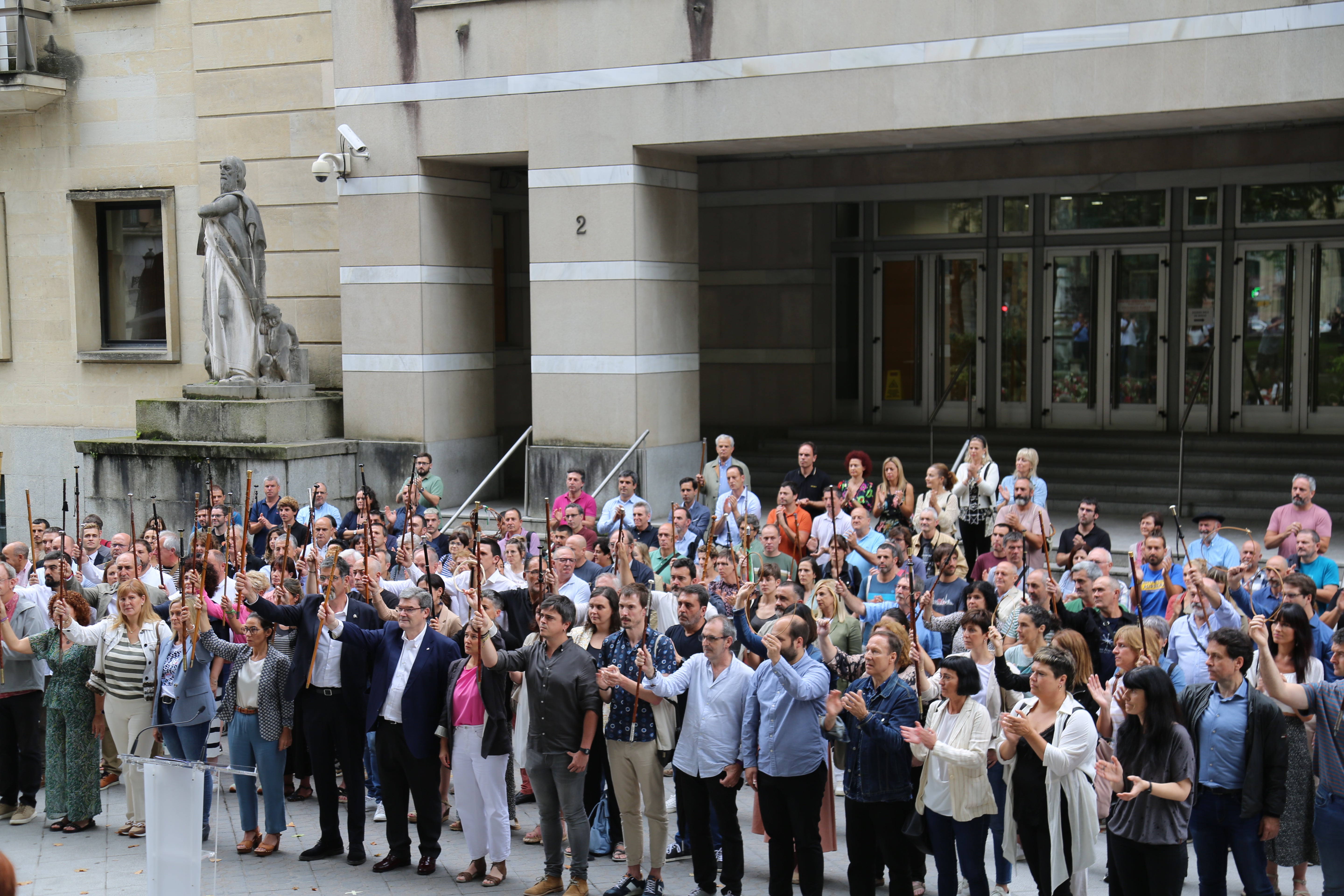 Alkate eta euskalgintzako ordezkariak, eguerdian Bilbon egindako agerraldian.