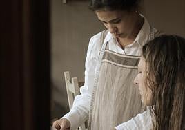 Ana Oliver con una alumna en su taller