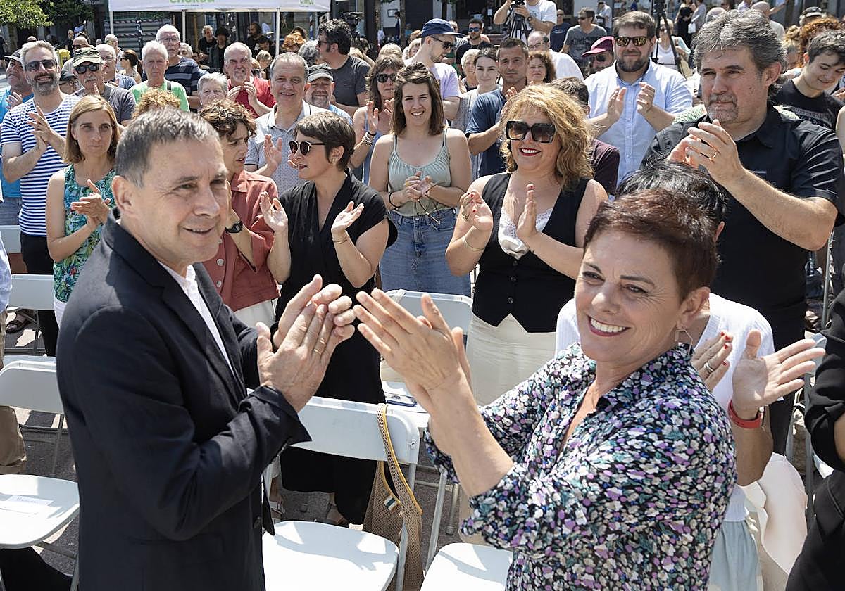 Mertxe Aizpurua, junto a Arnaldo Otegi, en un acto de EH Bildu en Donostia.