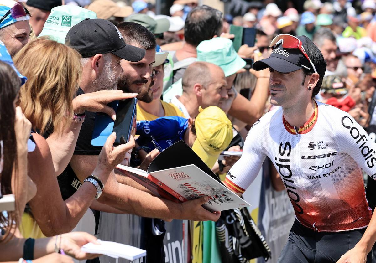 Ion Izagirre, firmando autógrafos a los fans.