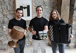 Gorka Catediano, Jon Ansorena y María Zubimendi posan con su nuevo trabajo.