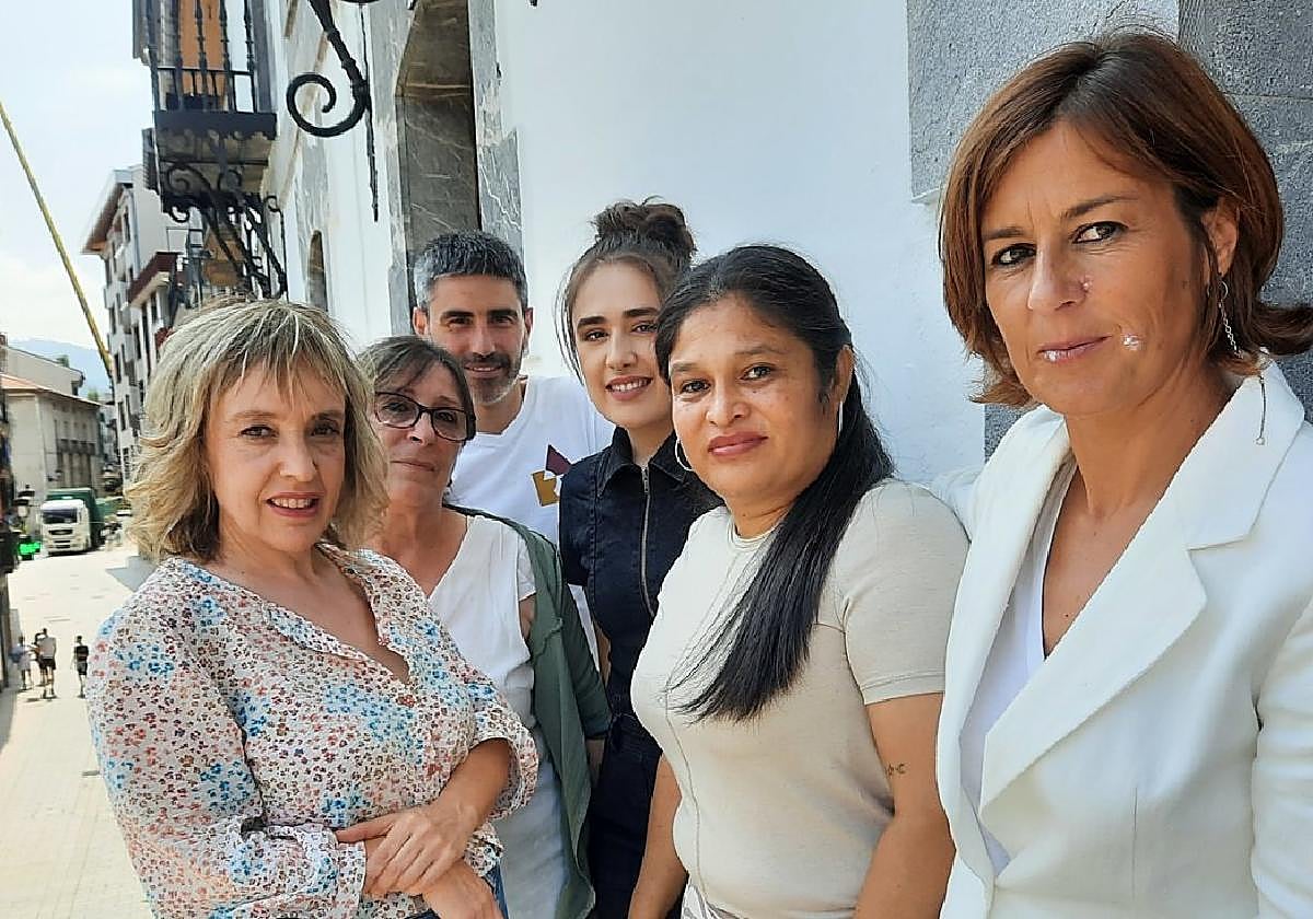 Las cuatro cuidadoras junto a los representantes municipales, con la alcaldesa Nagore Alkorta en primer plano.