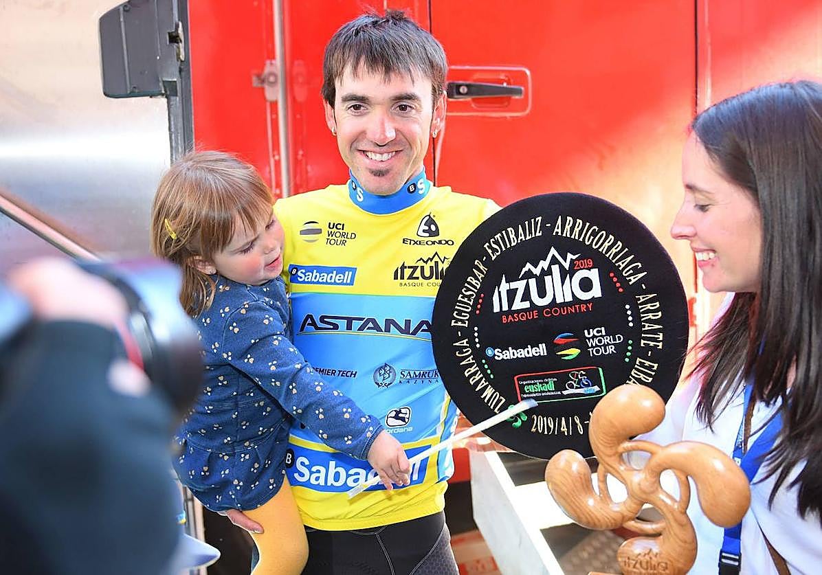 Izagirre con su hija cuando ganó la Itzulia de 2019.