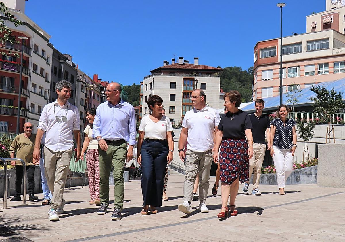 Josu Mendikute, Joseba Agirretxea, Maribe Vaquero, Luke Uribe-Etxebarria y María Garmendia este viernes en Eibar.