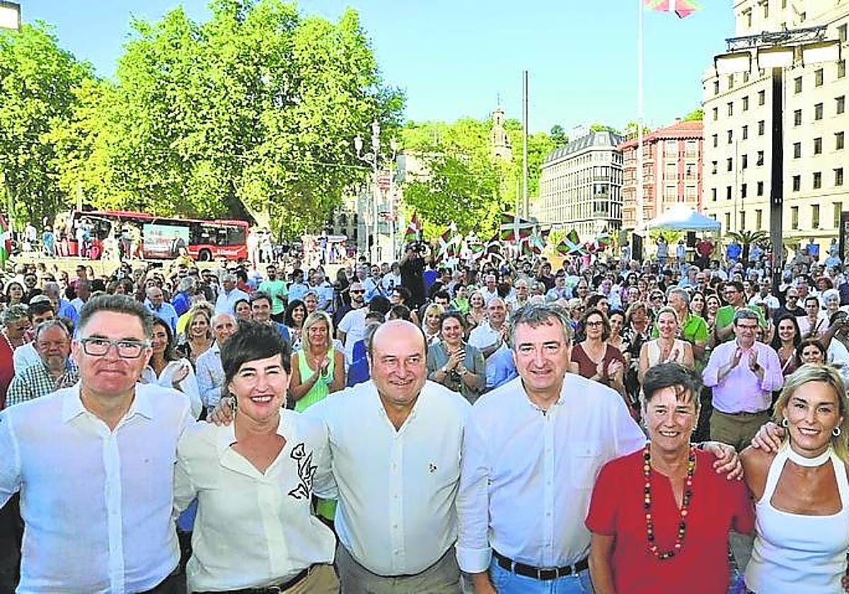 Andoni Ortuzar y Aitor Esteban, en el homenaje a la ikurriña en Bilbao